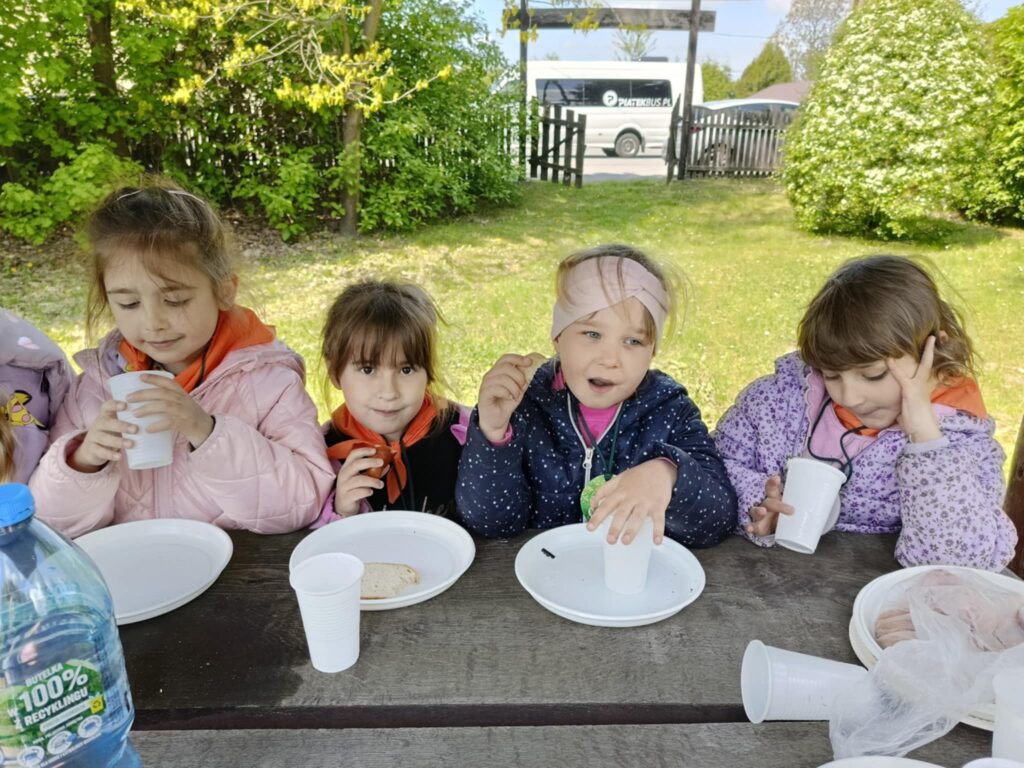 Leśna przygoda naszych „Biedronek”
