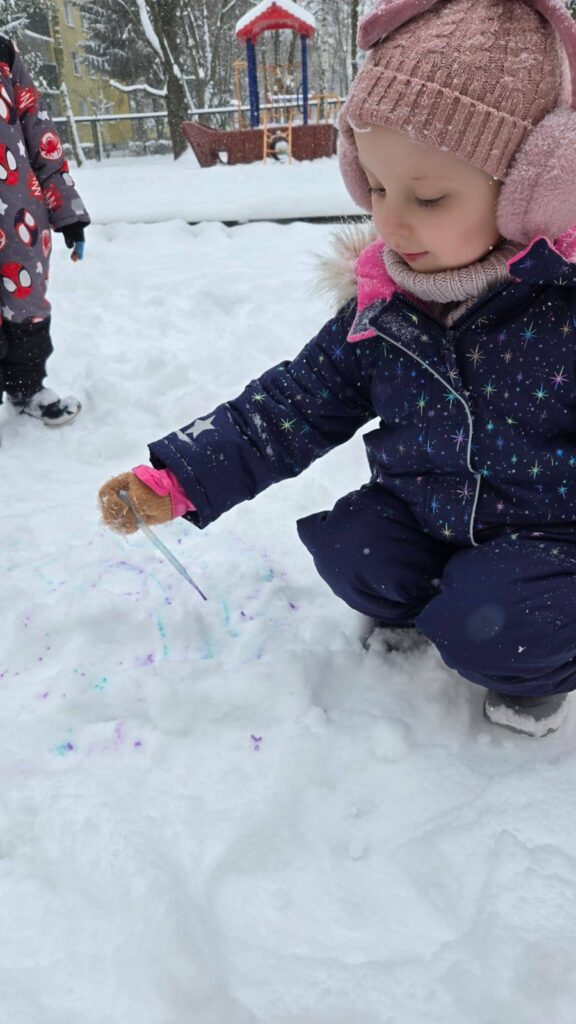 malowanie na śniegu Słoneczka