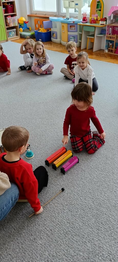 „Słoneczka” realizują Program „Poznaję Dźwięki”