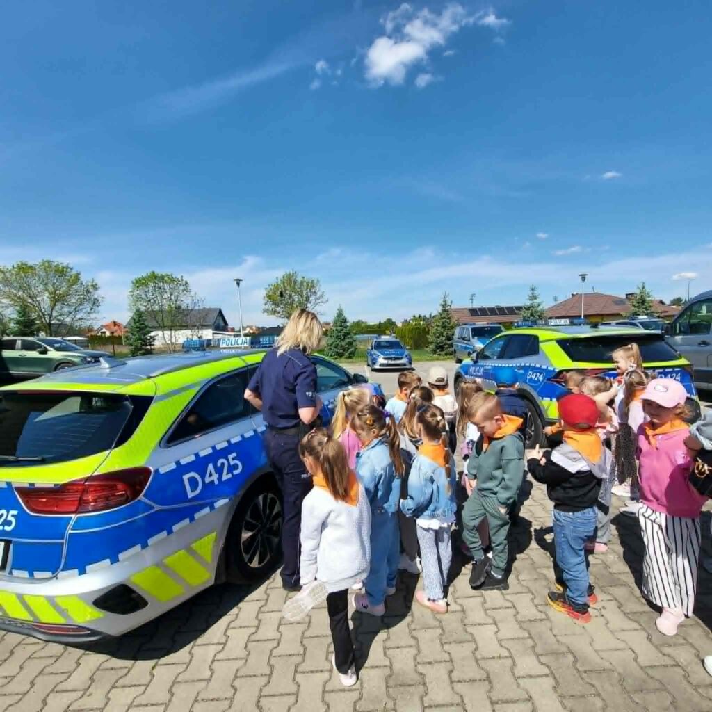 „Biedronki” i „Motylki” z wizytą w Komendzie Powiatowej Policji w Łęcznej