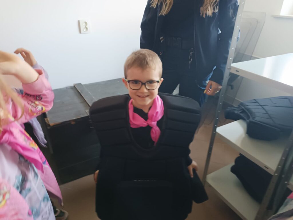 „Biedronki” i „Motylki” z wizytą w Komendzie Powiatowej Policji w Łęcznej
