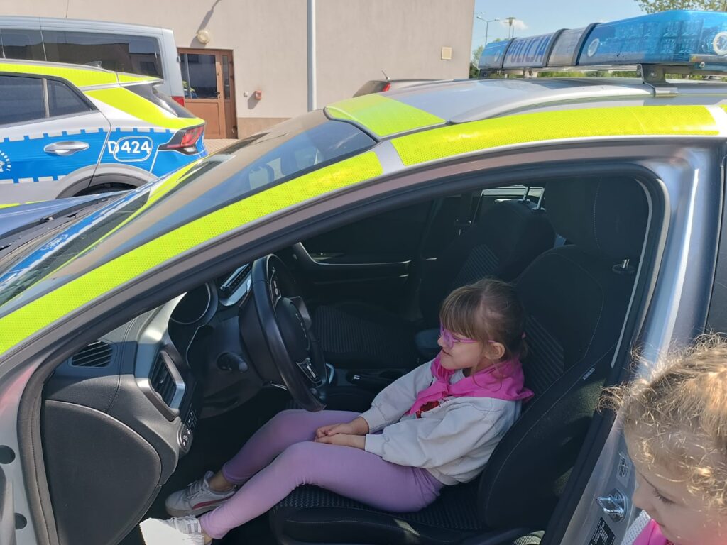 „Biedronki” i „Motylki” z wizytą w Komendzie Powiatowej Policji w Łęcznej