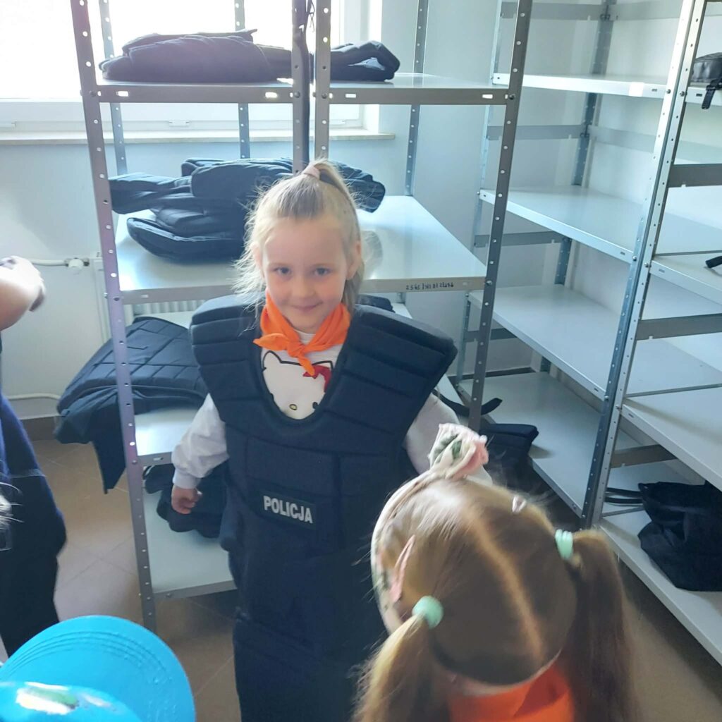 „Biedronki” i „Motylki” z wizytą w Komendzie Powiatowej Policji w Łęcznej