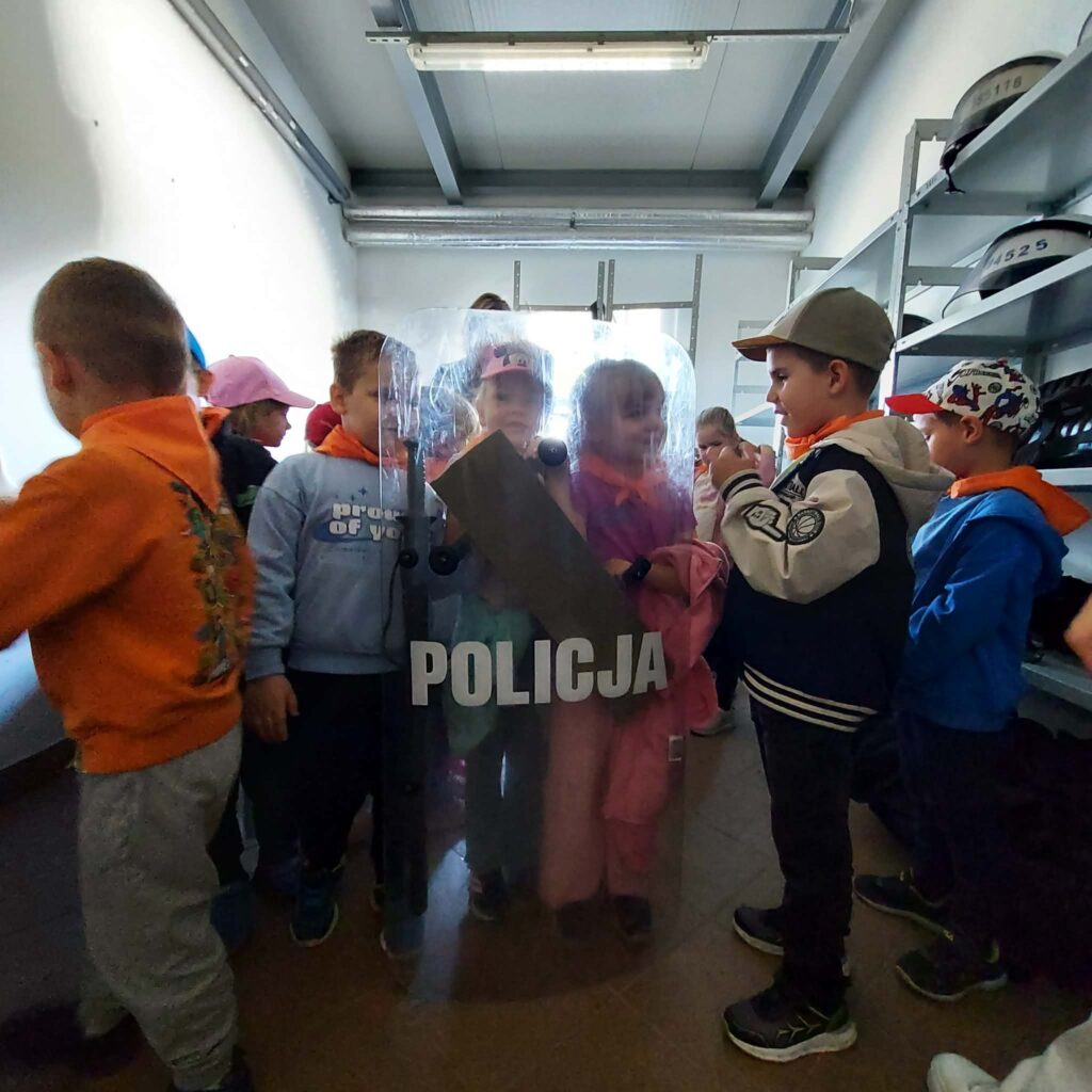 „Biedronki” i „Motylki” z wizytą w Komendzie Powiatowej Policji w Łęcznej