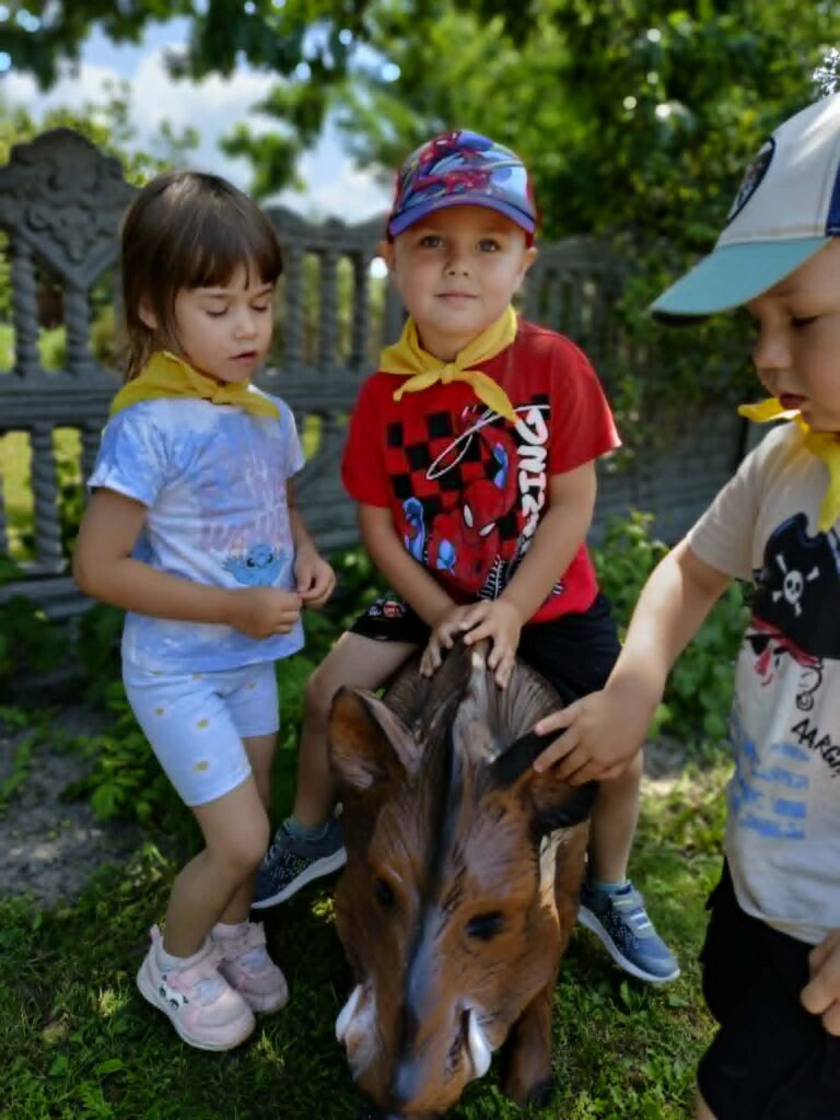 „Słoneczka” na wycieczce "Pod Kasztanem”