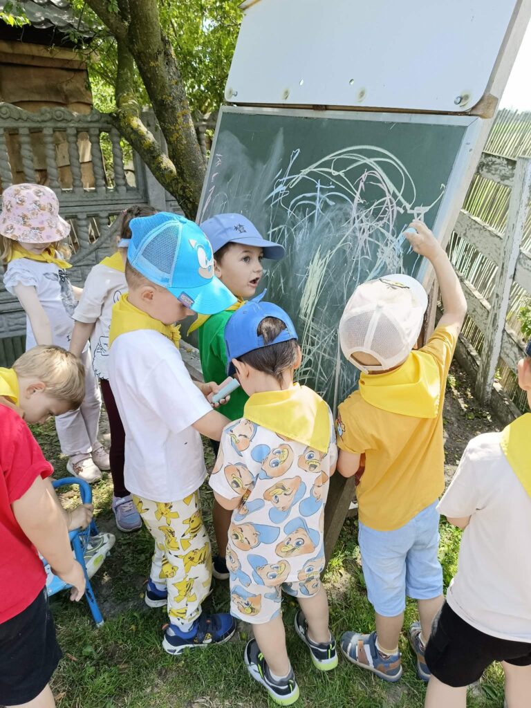 „Słoneczka” na wycieczce "Pod Kasztanem”