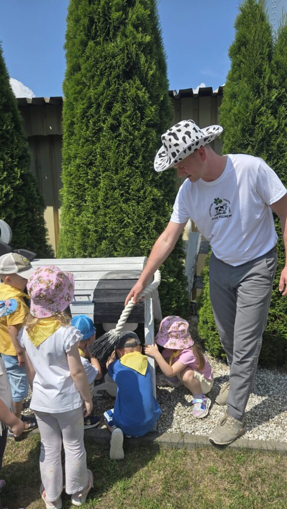 „Słoneczka” na wycieczce "Pod Kasztanem”