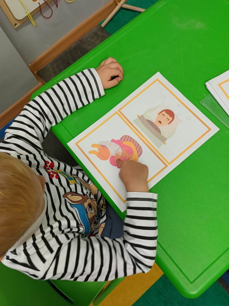 Kolorowe pomoce, obrazki i zabawa – zajęcia logopedyczne