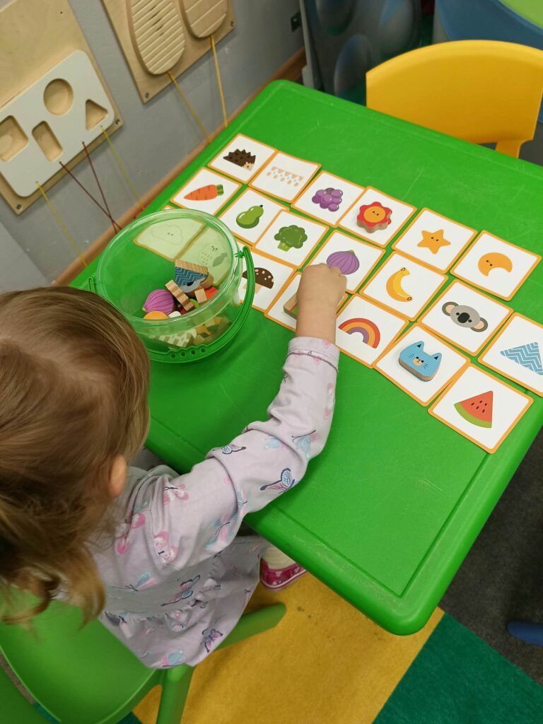 Kolorowe pomoce, obrazki i zabawa – zajęcia logopedyczne