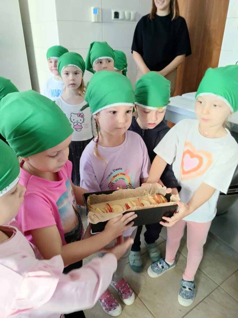 Słoneczka pieką ciasto