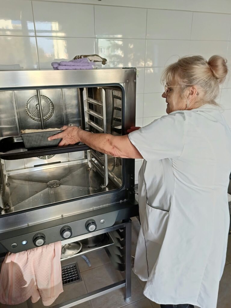 Słoneczka pieką ciasto