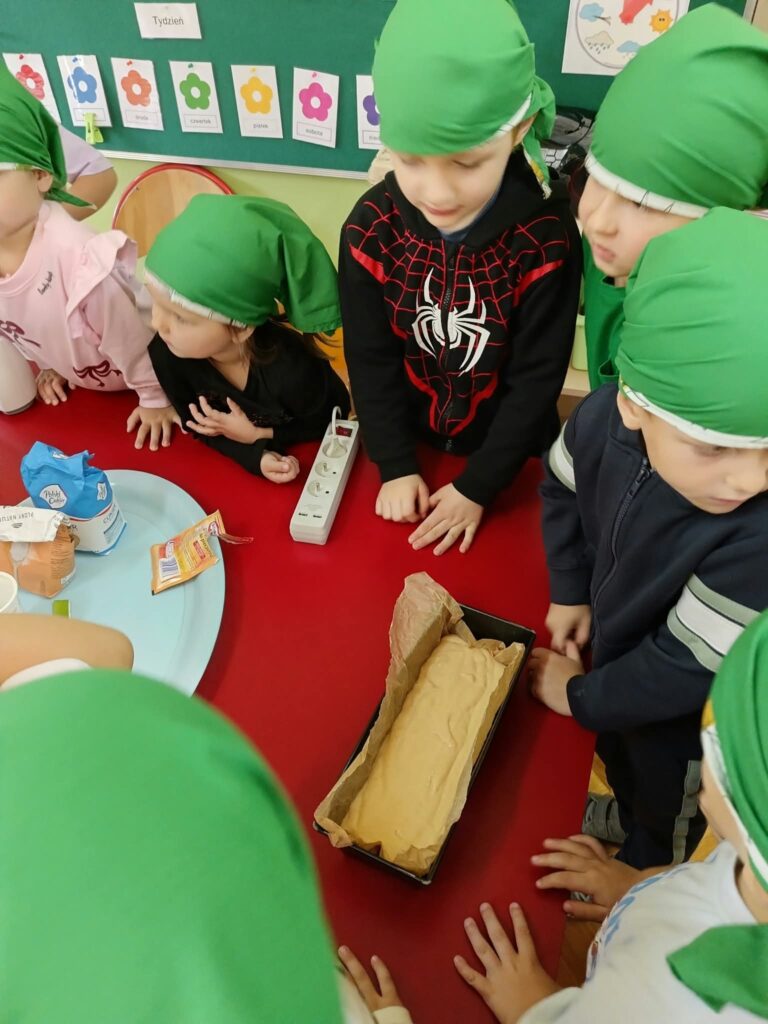 Słoneczka pieką ciasto