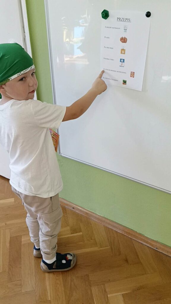 Słoneczka pieką ciasto