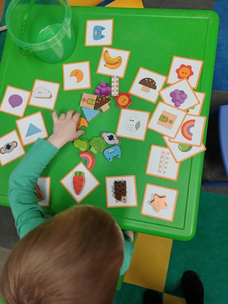 Kolorowe pomoce, obrazki i zabawa – zajęcia logopedyczne