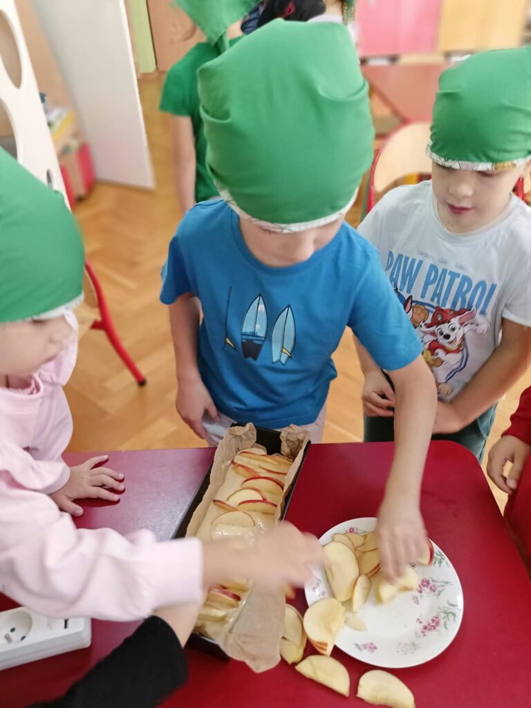 Słoneczka pieką ciasto