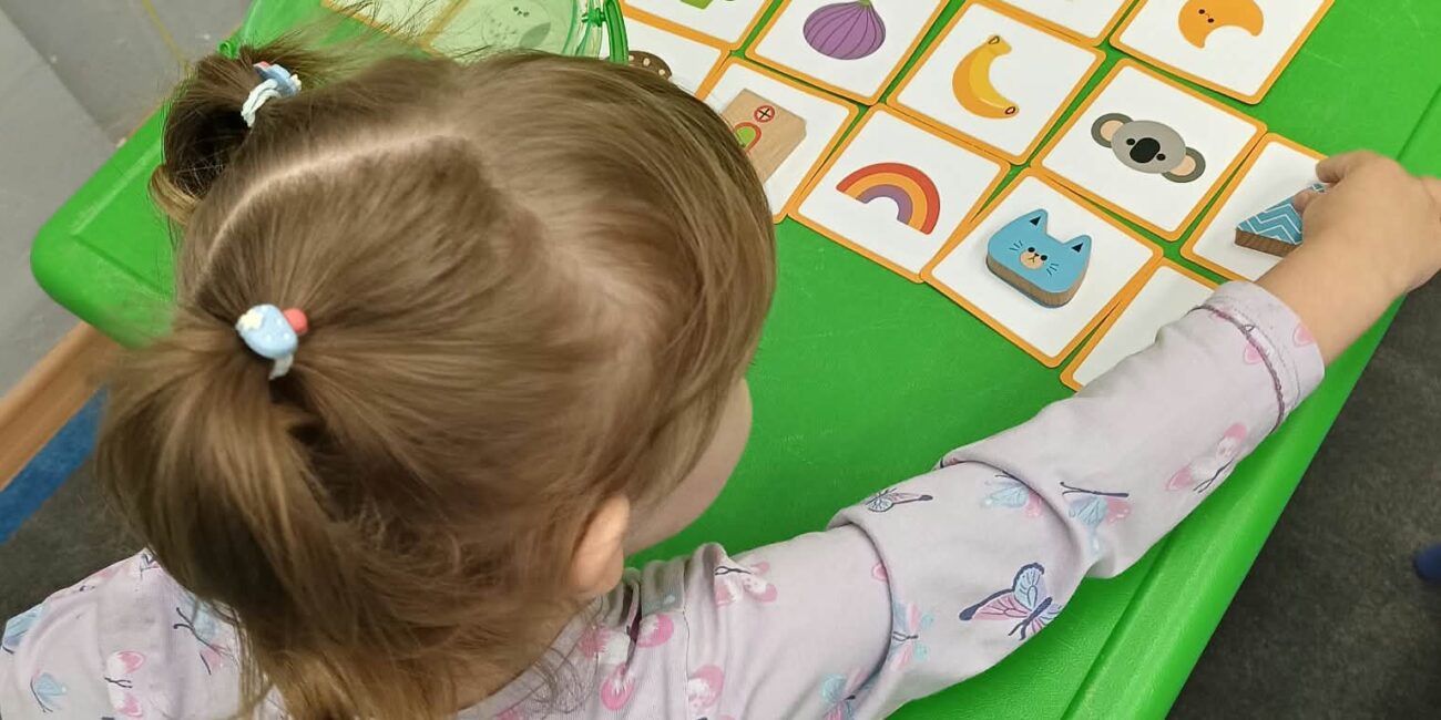 Kolorowe pomoce, obrazki i zabawa – zajęcia logopedyczne