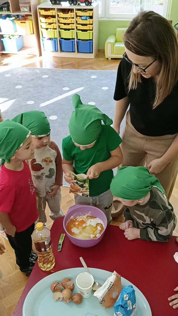 Słoneczka pieką ciasto