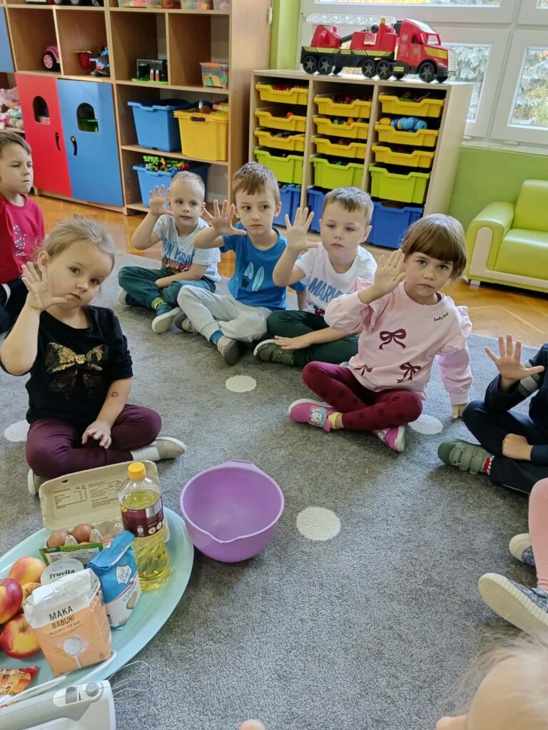 Słoneczka pieką ciasto