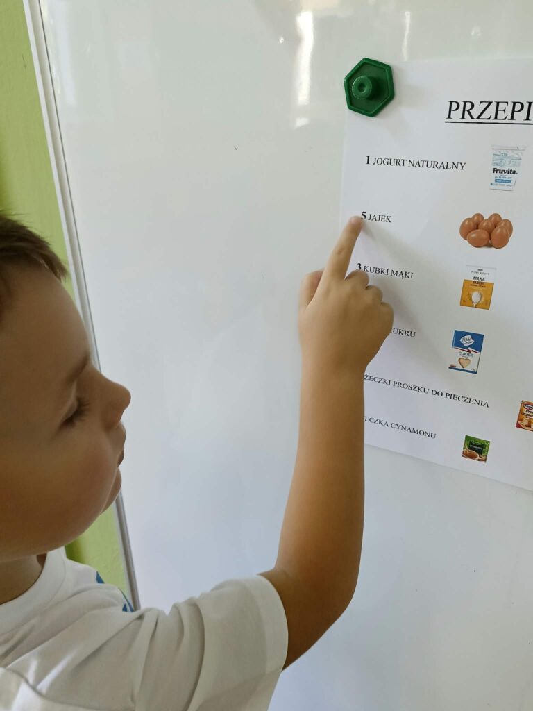 Słoneczka pieką ciasto