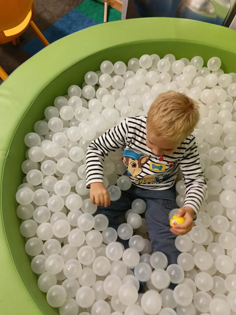 Kolorowe pomoce, obrazki i zabawa – zajęcia logopedyczne